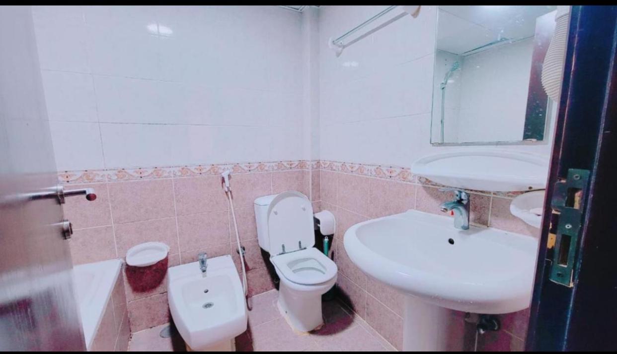 Dxb Hostel Near Adcb Metro Station Dubái Exterior foto